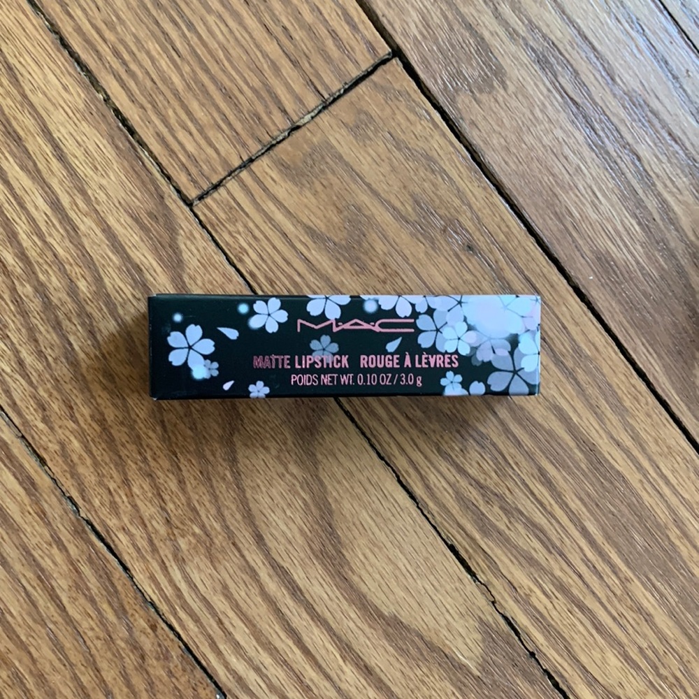 Mac matte lipstick color: dramarama